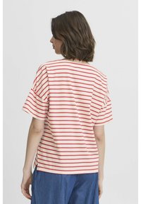 Stribet t-shirt i blød bomuld, der har smalle røde striber på en cremefarvet baggrund, en afslappet pasform og en rund halsudskæring med side slids.