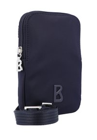 Marinefarbener Polyester-Umhängetasche mit Reißverschluss, strukturierter Oberfläche und passendem gewebten Tragegurt. Auf der Vorderseite befindet sich ein erhabenes "B"-Logo.