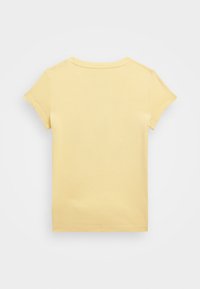 Camiseta amarilla de manga corta con escote redondo y una textura suave. Presenta costuras limpias y un diseño sencillo, sin detalles adicionales.
