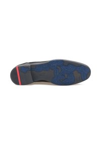 Semelle de chaussure noire avec un motif bleu, présentant un accent rouge au talon et un matériau en caoutchouc pour l'adhérence et la durabilité.