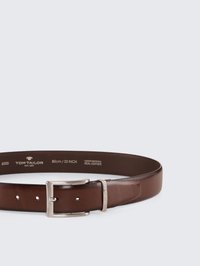Ceinture en cuir marron avec boucle en métal argenté, longueur de 85 cm (32 pouces), avec un branding en relief et un design à crans ajustables.
