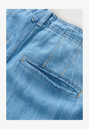 Shorts in denim azzurro chiaro con tasche anteriori e posteriori, cuciture a vista e una finitura testurizzata. Presentano una vita elastica per il comfort.