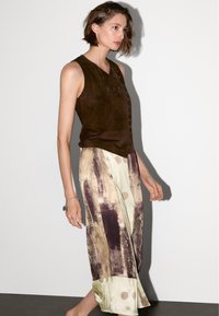Massimo Dutti PRINTED SATIN MIDI - Áčková sukně - bordeaux