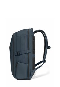 Sac à dos marine au design structuré, doté de bretelles rembourrées, d'une poche zippée sur le côté et de bretelles ajustables. Fabriqué en tissu durable.