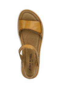 Gule lædersandaler med to brede stropper, polstret fodseng og en hvid gummisål. Har brandlogo på indersålen.