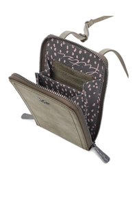 Olivengroene ritsportemonnee met een suède textuur; beschikt over verschillende kaartsleuven en een patrooninterieur in roze- en grijstinten.