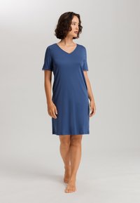 Camicetta da notte blu a maniche corte con scollatura a V, con bordi scallopati sulle maniche, realizzata in tessuto morbido, di lunghezza al ginocchio.
