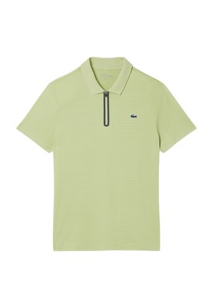 Polo vert clair à manches courtes avec col, fermeture éclair à l'avant et petit logo crocodile brodé sur le côté gauche de la poitrine.