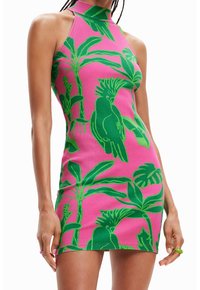 Rosa ribbad klänning med hög halsringning och gröna tropiska fågel- och växttryck; åtsittande design med slät textur och utan synlig hårdvara.
