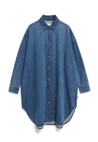 Denimhemd mit spitzem Kragen, langen Ärmeln und durchgehender Knopfverschluss. Der Stoff ist mittelblau mit einer leicht strukturierten Oberfläche.