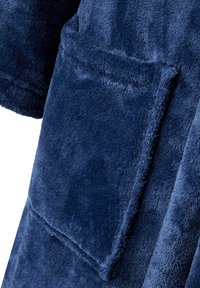 Peignoir en velours bleu marine avec une texture douce, grande poche avant et manches larges, avec des coutures visibles le long des bords.