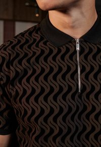 Next FLOCKED - Pikeepaita - black swirl