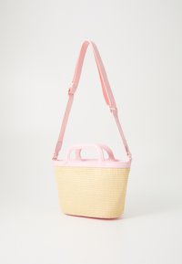 Borsa intrecciata in paglia di colore naturale con bordi in pelle sintetica rosa chiaro e tracolla regolabile, dotata di doppi manici superiori per un facile trasporto.