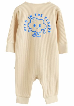 Completino beige a coste con grafica di nuvole cartoon blu e testo "CAPO TRA LE NUVOLE" sulla schiena. Maniche e pantaloni con polsini.