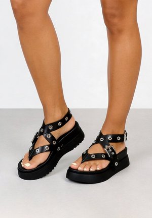 Bosanova, SANDALIAS DE DEDO NEGRAS CON PLATAFORMA Y TACHUELAS - Sandalias de dedo - black