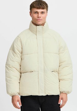 Beige poff jacket met hoge kraag, doorgestikt ontwerp, elastische manchetten en zijzakken, met een soepele textuur en een relaxte pasvorm.