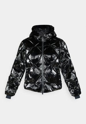 Casaco acolchoado preto com superfície brilhante e matelassada, capuz, fecho frontal de correr e punhos elásticos. Apresenta padrões geométricos de costura.