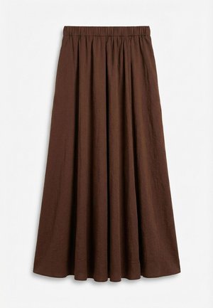 Jupe longue plissée marron avec ceinture élastique, suspendue sur un fond blanc.