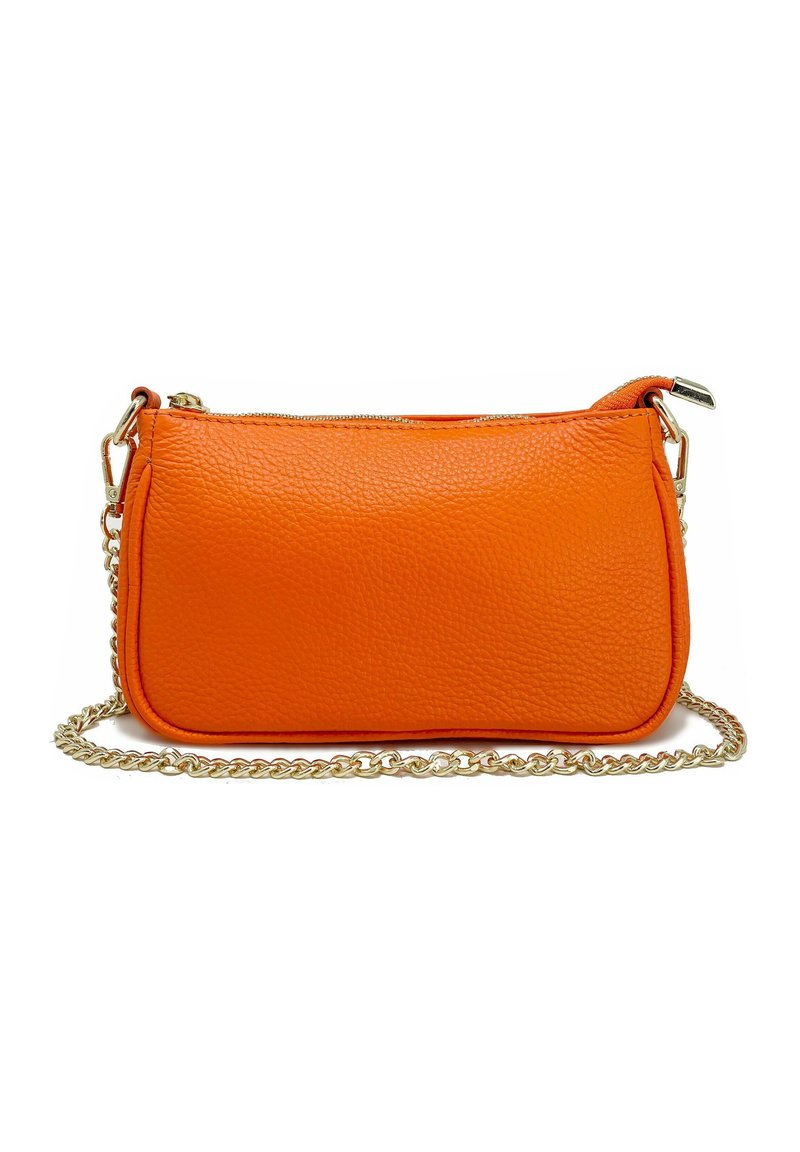 Borsa a tracolla in pelle arancione con superficie texture, tracolla in catena oro e chiusura a zip. Forma compatta e rettangolare con bordi arrotondati.