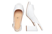 Zapatos abiertos de punta blanca con un acabado suave, correa en el tobillo y tacón grueso. El interior cuenta con una plantilla color beige con un logotipo circular impreso.