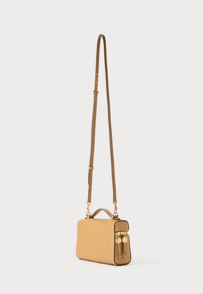 Ορθογώνια καφέ δερμάτινη τσάντα χιαστί με ρυθμιζόμενο λουρί, λαβή από πάνω και δύο χρυσές λάμπες φερμουάρ σε λευκό φόντο.