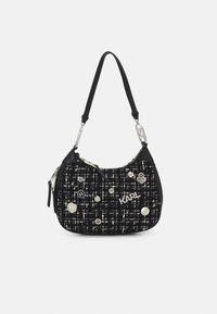 Sac à main en tweed noir avec quincaillerie en acier inoxydable, présentant des boutons décoratifs et un logo brodé. Accents noirs lisses et bandoulière ajustable.