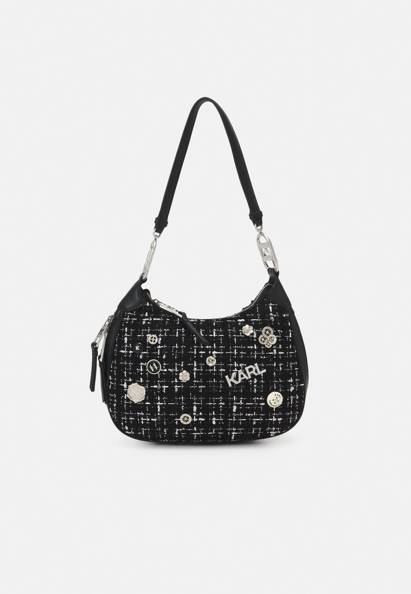 Sac à main en tweed noir avec quincaillerie en acier inoxydable, présentant des boutons décoratifs et un logo brodé. Accents noirs lisses et bandoulière ajustable.