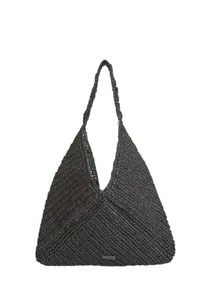 Bolso de hombro tejido negro en forma triangular con una sola correa ancha y una pequeña etiqueta rectangular de marca en el centro inferior.
