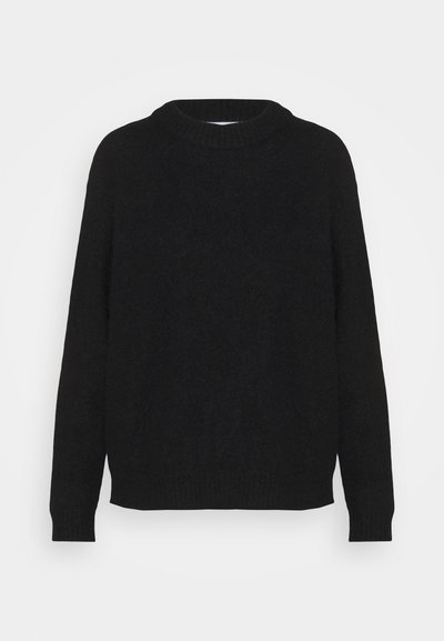 Pulover negru din țesătură moale, cu guler rotund, mâneci lungi și manșete și tiv cu margine ondulată. Design simplu, neornat.