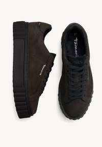 Czarne zamszowe sneakersy z grubą gumową podeszwą, okrągłym noskiem i sznurowadłami. Posiadają teksturowany boczny panel oraz detal z logo po zewnętrznej stronie.