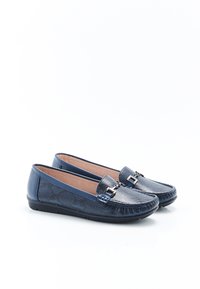 Marineblauwe loafers van synthetische materialen, met een gestructureerde bovenkant, metalen accenten en een rubberen zool voor grip.