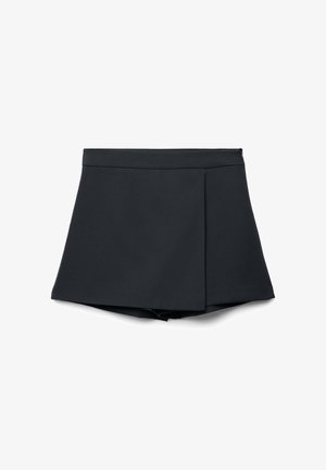 Pantaloncini neri plissettati con una cintura aderente, caratterizzati da una texture liscia e una silhouette svasata, progettati per un aspetto su misura.