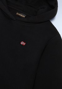 Felpa con cappuccio nera realizzata in cotone con una texture morbida. Presenta una piccola bandiera norvegese ricamata sul davanti.