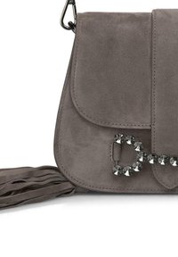 Borsa a tracolla in suede grigia con pattina pieghevole, decorata con un accento di cristallo e pon-pon. Presenta una chiusura metallica e una finitura testurizzata.