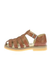 Sandale en cuir marron avec plusieurs brides et une boucle, dotée d'une semelle légèrement texturée et d'un logo de la marque sur le talon.