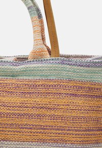 Geweven tas met oranje, paarse en turquoise strepen. Natuurlijke vezels met een gestructureerde afwerking en bruine leren handvatten.