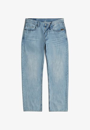 Jeans en denim bleu clair avec une coupe droite, cinq poches, fermeture à bouton et un effet d'usure subtil sur le tissu.