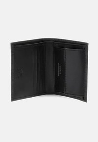 Cartera de cuero negro con múltiples ranuras para tarjetas y una ventana clara para identificación. Textura suave con logotipo en relieve en el exterior. Diseño compacto.