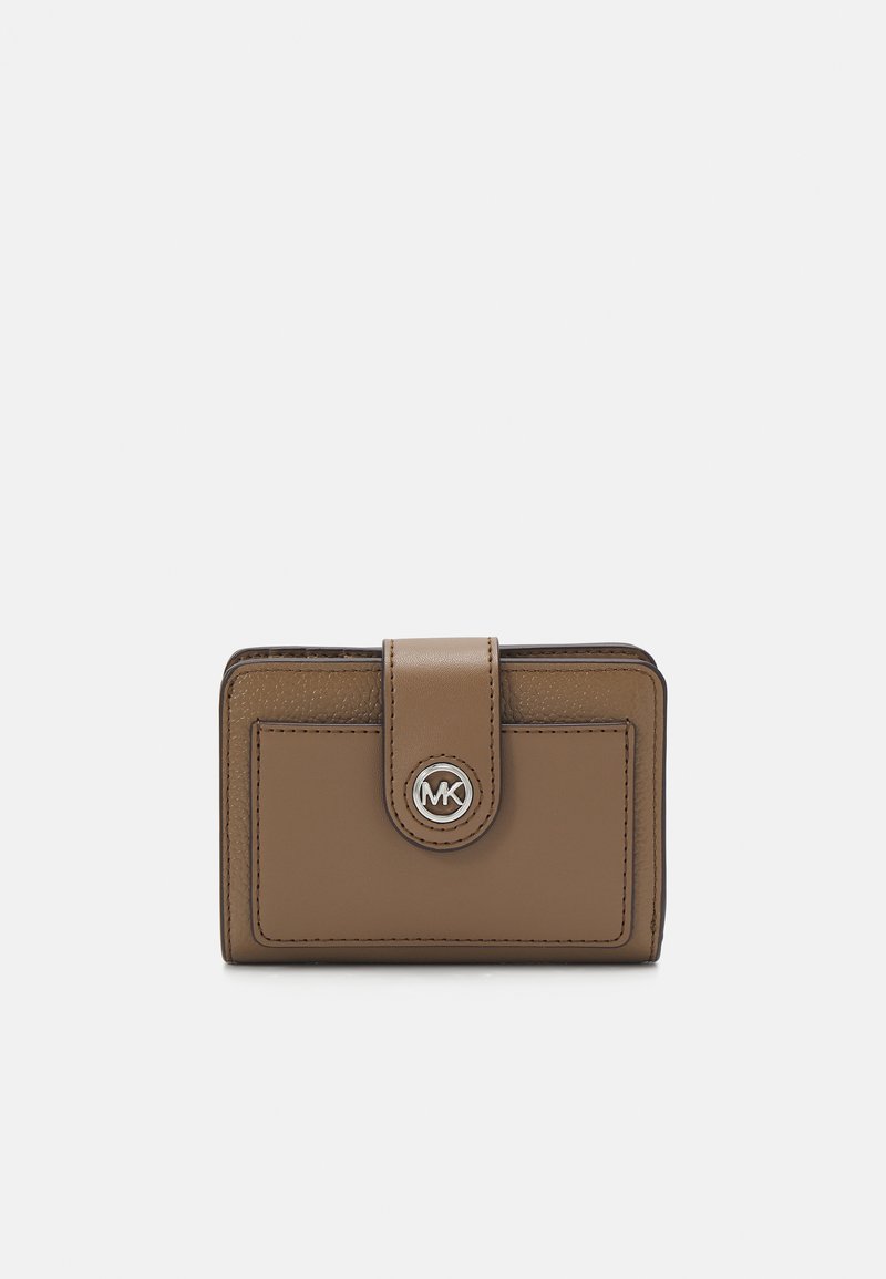 MICHAEL Michael Kors - CHARM TAB COMPACT - Lommebok - driftwood, Forstørre