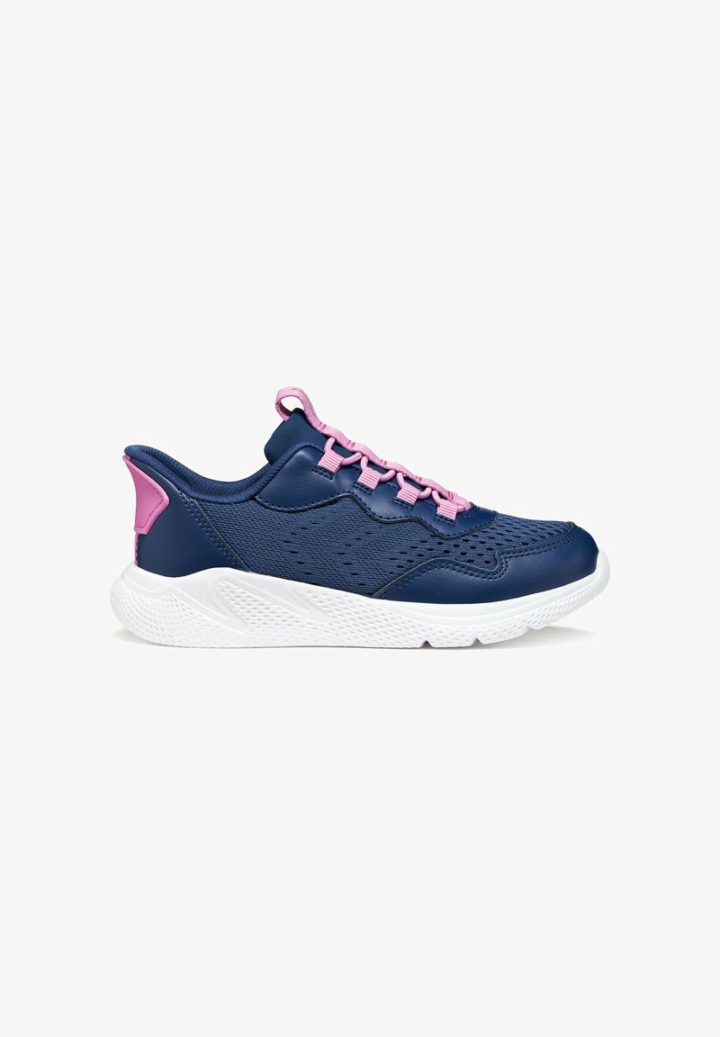 Scarpe sportive blu navy con accenti rosa, tomaia in mesh, chiusura con lacci e suola bianca testurizzata. Fori per la traspirabilità.
