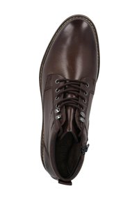 Stivaletto in pelle marrone con punta rotonda, chiusura con lacci sul davanti, occhielli in argento, zip laterale e dettagli di cucitura a contrasto.