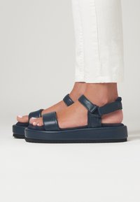 FRED MARTIN COLLECTION TAORMINA - Sandály na platformě - navy leather