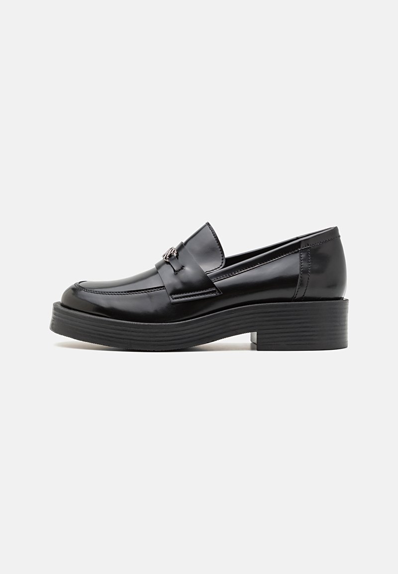 Sorte, blanke loafers med rund tå, dekorativ rem og en chunky ribbet sål. Den glatte lædertekstur fremhæver designet.