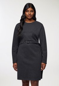 Abito lungo grigio scuro con maniche lunghe, scollo rotondo, vita aderente accentuata da una sottile cintura e una silhouette dritta. Tessuto morbido.