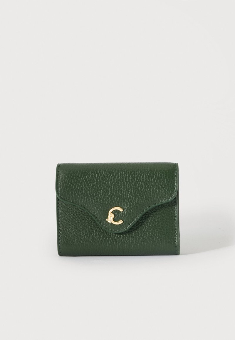 Petit portefeuille en cuir texturé vert foncé avec rabat et fermoir doré en forme de lettre C sur fond clair uni.