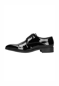 Zwart gepatineerd leren schoenen met een spitse neus, vetersluiting en een glad, reflecterend oppervlak. Heeft een lage, stevige hak.