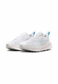Zapatillas deportivas blancas con una parte superior de malla texturizada, acentos azul claro en la lengüeta y el logotipo de Nike, y una suela acolchada y ligeramente curvada.
