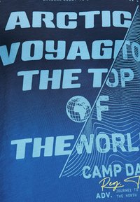 Dunkelblaues T-Shirt mit auffälligem aquablauem Text, der "ARCTIC VOYAGE TO THE TOP OF THE WORLD" liest, mit einem Globus und Linienmustern.