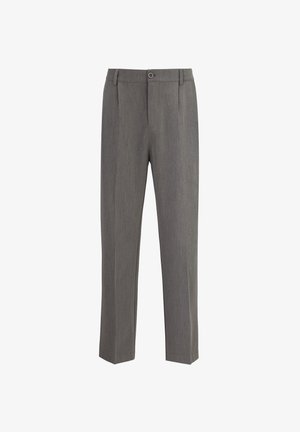 Grijze op maat gemaakte broek met een vlakke voorkant, twee zijzakken en een enkele knoopsluiting. De stof heeft een fijne textuur en een subtiel patroon.