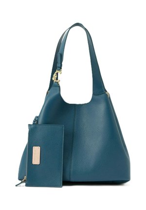 Sac d'épaule en cuir bleu sarcelle avec une large bandoulière et des ferrures dorées, accompagné d'une pochette zippée assortie en bleu sarcelle avec une étiquette beige.